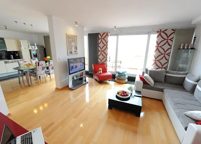 Gold Apartment Split